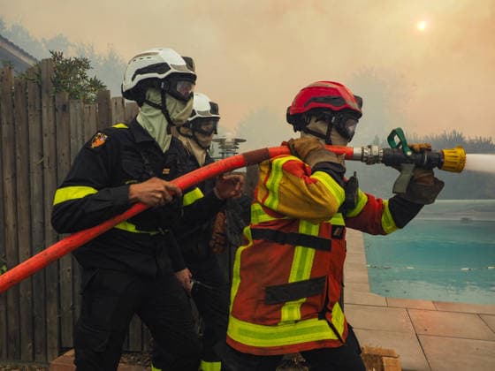 The fire is spreading into Lège-Cap-Ferret, the 800 firefighters mobilized in the Médoc are preparing to battle the blaze for yet another night on July 23, 2026. The fire in southern Médoc took advantage of terrible weather conditions to spread even further on Thursday, July 23. Around 7 p.m., the fire reached the most vulnerable neighborhoods of Lège Cap Ferret, on the outskirts of the Arcachon Basin. Several villages on the Cap Ferret peninsula were immediately evacuated. Guillaume Collet Bestimage As the fire reaches Lège Cap Ferret, the 800 firefighters deployed in the Médoc region are preparing to battle the blaze for another night on July 23, 2026. The fire in the southern Médoc took advantage of atrocious weather conditions to sprea  Copyright: xGuillaumexCollet BestimagexGuillaumexCollet Bestimagex