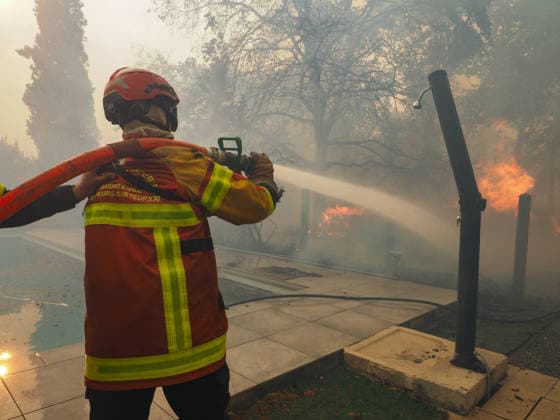 The fire is spreading into Lège-Cap-Ferret, the 800 firefighters mobilized in the Médoc are preparing to battle the blaze for yet another night on July 23, 2026. The fire in southern Médoc took advantage of terrible weather conditions to spread even further on Thursday, July 23. Around 7 p.m., the fire reached the most vulnerable neighborhoods of Lège Cap Ferret, on the outskirts of the Arcachon Basin. Several villages on the Cap Ferret peninsula were immediately evacuated. Guillaume Collet Bestimage As the fire reaches Lège Cap Ferret, the 800 firefighters deployed in the Médoc region are preparing to battle the blaze for another night on July 23, 2026. The fire in the southern Médoc took advantage of atrocious weather conditions to sprea  Copyright: xGuillaumexCollet BestimagexGuillaumexCollet Bestimagex