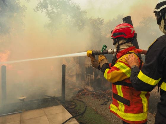 The fire is spreading into Lège-Cap-Ferret, the 800 firefighters mobilized in the Médoc are preparing to battle the blaze for yet another night on July 23, 2026. The fire in southern Médoc took advantage of terrible weather conditions to spread even further on Thursday, July 23. Around 7 p.m., the fire reached the most vulnerable neighborhoods of Lège Cap Ferret, on the outskirts of the Arcachon Basin. Several villages on the Cap Ferret peninsula were immediately evacuated. Guillaume Collet Bestimage As the fire reaches Lège Cap Ferret, the 800 firefighters deployed in the Médoc region are preparing to battle the blaze for another night on July 23, 2026. The fire in the southern Médoc took advantage of atrocious weather conditions to sprea  Copyright: xGuillaumexCollet BestimagexGuillaumexCollet Bestimagex