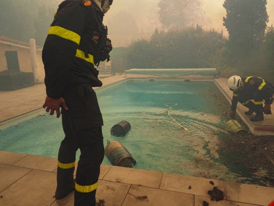 The fire is spreading into Lège-Cap-Ferret, the 800 firefighters mobilized in the Médoc are preparing to battle the blaze for yet another night on July 23, 2026. The fire in southern Médoc took advantage of terrible weather conditions to spread even further on Thursday, July 23. Around 7 p.m., the fire reached the most vulnerable neighborhoods of Lège Cap Ferret, on the outskirts of the Arcachon Basin. Several villages on the Cap Ferret peninsula were immediately evacuated. Guillaume Collet Bestimage As the fire reaches Lège Cap Ferret, the 800 firefighters deployed in the Médoc region are preparing to battle the blaze for another night on July 23, 2026. The fire in the southern Médoc took advantage of atrocious weather conditions to sprea  Copyright: xGuillaumexCollet BestimagexGuillaumexCollet Bestimagex