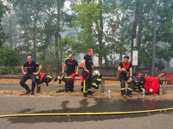The fire is spreading into Lège-Cap-Ferret, the 800 firefighters mobilized in the Médoc are preparing to battle the blaze for yet another night on July 23, 2026. The fire in southern Médoc took advantage of terrible weather conditions to spread even further on Thursday, July 23. Around 7 p.m., the fire reached the most vulnerable neighborhoods of Lège Cap Ferret, on the outskirts of the Arcachon Basin. Several villages on the Cap Ferret peninsula were immediately evacuated. Guillaume Collet Bestimage As the fire reaches Lège Cap Ferret, the 800 firefighters deployed in the Médoc region are preparing to battle the blaze for another night on July 23, 2026. The fire in the southern Médoc took advantage of atrocious weather conditions to sprea  Copyright: xGuillaumexCollet BestimagexGuillaumexCollet Bestimagex