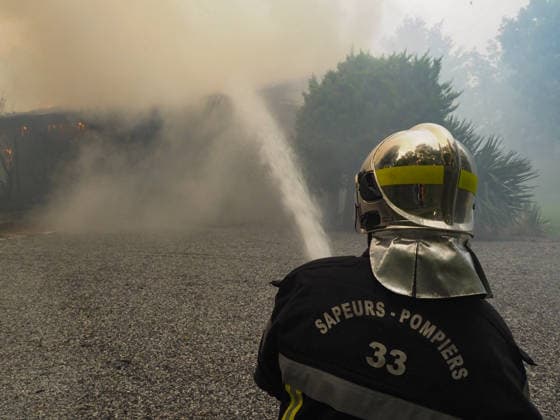 The fire is spreading into Lège-Cap-Ferret, the 800 firefighters mobilized in the Médoc are preparing to battle the blaze for yet another night on July 23, 2026. The fire in southern Médoc took advantage of terrible weather conditions to spread even further on Thursday, July 23. Around 7 p.m., the fire reached the most vulnerable neighborhoods of Lège Cap Ferret, on the outskirts of the Arcachon Basin. Several villages on the Cap Ferret peninsula were immediately evacuated. Guillaume Collet Bestimage As the fire reaches Lège Cap Ferret, the 800 firefighters deployed in the Médoc region are preparing to battle the blaze for another night on July 23, 2026. The fire in the southern Médoc took advantage of atrocious weather conditions to sprea  Copyright: xGuillaumexCollet BestimagexGuillaumexCollet Bestimagex