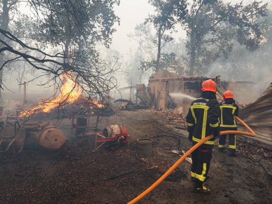 The fire is spreading into Lège-Cap-Ferret, the 800 firefighters mobilized in the Médoc are preparing to battle the blaze for yet another night on July 23, 2026. The fire in southern Médoc took advantage of terrible weather conditions to spread even further on Thursday, July 23. Around 7 p.m., the fire reached the most vulnerable neighborhoods of Lège Cap Ferret, on the outskirts of the Arcachon Basin. Several villages on the Cap Ferret peninsula were immediately evacuated. Guillaume Collet Bestimage As the fire reaches Lège Cap Ferret, the 800 firefighters deployed in the Médoc region are preparing to battle the blaze for another night on July 23, 2026. The fire in the southern Médoc took advantage of atrocious weather conditions to sprea  Copyright: xGuillaumexCollet BestimagexGuillaumexCollet Bestimagex