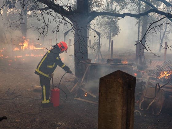 The fire is spreading into Lège-Cap-Ferret, the 800 firefighters mobilized in the Médoc are preparing to battle the blaze for yet another night on July 23, 2026. The fire in southern Médoc took advantage of terrible weather conditions to spread even further on Thursday, July 23. Around 7 p.m., the fire reached the most vulnerable neighborhoods of Lège Cap Ferret, on the outskirts of the Arcachon Basin. Several villages on the Cap Ferret peninsula were immediately evacuated. Guillaume Collet Bestimage As the fire reaches Lège Cap Ferret, the 800 firefighters deployed in the Médoc region are preparing to battle the blaze for another night on July 23, 2026. The fire in the southern Médoc took advantage of atrocious weather conditions to sprea  Copyright: xGuillaumexCollet BestimagexGuillaumexCollet Bestimagex