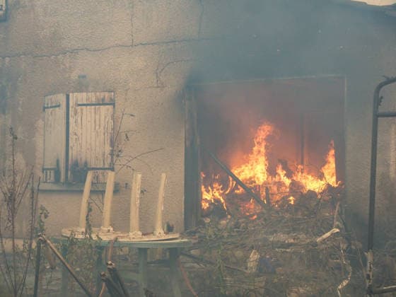 The fire is spreading into Lège-Cap-Ferret, the 800 firefighters mobilized in the Médoc are preparing to battle the blaze for yet another night on July 23, 2026. The fire in southern Médoc took advantage of terrible weather conditions to spread even further on Thursday, July 23. Around 7 p.m., the fire reached the most vulnerable neighborhoods of Lège Cap Ferret, on the outskirts of the Arcachon Basin. Several villages on the Cap Ferret peninsula were immediately evacuated. Guillaume Collet Bestimage As the fire reaches Lège Cap Ferret, the 800 firefighters deployed in the Médoc region are preparing to battle the blaze for another night on July 23, 2026. The fire in the southern Médoc took advantage of atrocious weather conditions to sprea  Copyright: xGuillaumexCollet BestimagexGuillaumexCollet Bestimagex