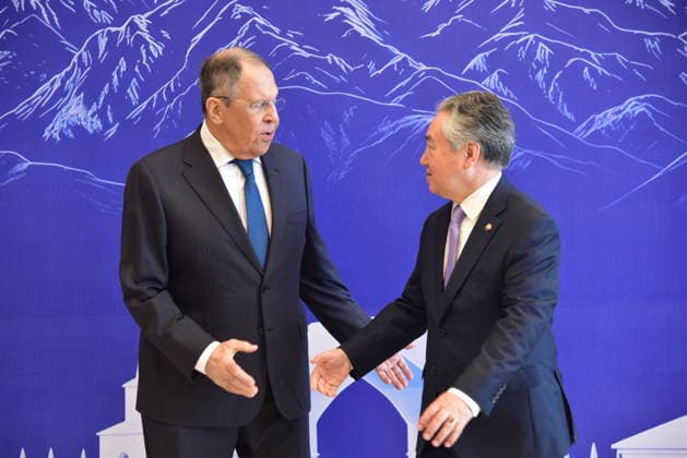 KYRGYZSTAN, ISSYK-KUL REGION - JULY 24, 2026: Jeenbek Kulubayev (R), Foreign Minister of Kyrgyzstan, greets his counterpart Sergei Lavrov of Russia during a meeting of the SCO (Shanghai Cooperation Organisation) Council of Foreign Ministers in Cholpon-Ata, a resort town on the northern shore of Lake Issyk-Kul. Vladislav Nogai TASS  95386375
