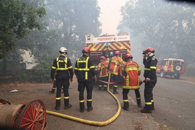 Fires in Gironde, Lège-Cap-Ferret PHOTOPQR SUD OUEST Photo by Fabien Cottereau Lège-Cap-Ferret July 23, 2026 Fires in Gironde The first houses affected by the flames in Lège-Cap-Ferret, behind the sports hall, the town is being evacuated. Several hundred firefighters have been deployed to battle major forest fires in the northern Arcachon Basin, Lège-Cap-Ferret, Gironde, France  Copyright: xPHOTOPQR SUDxOUEST MAXPPPxPhotoxFabienxCottereaux 20260723SDO7063 20260723SDO7063