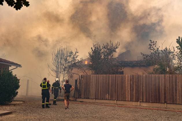 Fires in Gironde, Lège-Cap-Ferret PHOTOPQR SUD OUEST Photo by Fabien Cottereau Lège-Cap-Ferret July 23, 2026 Fires in Gironde The first houses affected by the flames in Lège-Cap-Ferret, behind the sports hall, the town is being evacuated. Several hundred firefighters have been deployed to battle major forest fires in the northern Arcachon Basin, Lège-Cap-Ferret, Gironde, France  Copyright: xPHOTOPQR SUDxOUEST MAXPPPxPhotoxFabienxCottereaux 20260723SDO7070 20260723SDO7070
