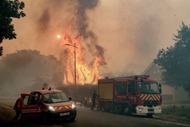 Fire in Gironde, PORGE, in the town of Lege PHOTOPQR SUD OUEST GUILLAUME BONNAUD Bordeaux July 23, 2026 JULY 23, 2026 IN GIRONDE Fire in Gironde, PORGE, in the town of Lege PH Guillaume Bonnaud CHEMIN DU CASSIEU, WHERE THE HOUSES BEGAN TO CATCH FIRE, AS WELL AS THE LOCATION WHERE THE FIREFIGHTER WAS INJURED Several hundred firefighters have been deployed to battle major forest fires in the northern Arcachon Basin, Bordeaux, GIRONDE France  Copyright: xPHOTOPQR SUDxOUEST MAXPPPxGUILLAUMExBONNAUDx 20260723SDO7120 20260723SDO7120