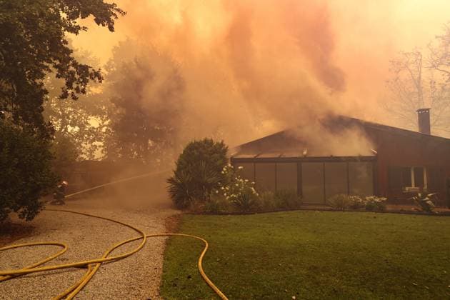 Fires in Gironde, Lège-Cap-Ferret PHOTOPQR SUD OUEST Photo by Fabien Cottereau Lège-Cap-Ferret July 23, 2026 Fires in Gironde The first houses affected by the flames in Lège-Cap-Ferret, behind the sports arena, the town is being evacuated. Several hundred firefighters have been deployed to battle major forest fires in the northern Arcachon Basin, Lège-Cap-Ferret, Gironde, France  Copyright: xPHOTOPQR SUDxOUEST MAXPPPxPhotoxFabienxCottereaux 20260723SDO7057 20260723SDO7057