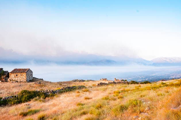 The Burgohondo wildfire forces the lockdown of several towns in Ávila and the evacuation of 1,500 people. Smoke in the valley where the fire is burning, on July 24, 2026, in Burgohondo, Ávila, Castile and León, Spain. The fire, which remains beyond the capacity of firefighters to extinguish, has forced the evacuation of some 1,500 people and has placed Burgohondo, Navaluenga, and El Tiemblo under lockdown. JULY 24, 2026 Burgohondo, ÃÁvila, Castile and Le Burgohondo, Ávila, Castile and Le Spain  Copyright: xMateoxLanzuelax 7683706