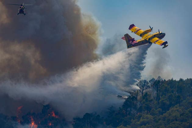 Wildfires in the Var - France A Canadair water bomber drops water on a fast moving wildfire as a firefighting helicopter flies above the smoke near Cotignac, Air resources were deployed to support ground crews battling the blaze threatening the surrounding forest. Var, France, July 23, 2026. Photo by Thibaut Durand ABACAPRESS.COM. Corignac Provence-Alpes-Cote d Azur France  Copyright: xDurandxThibaut ABACAx