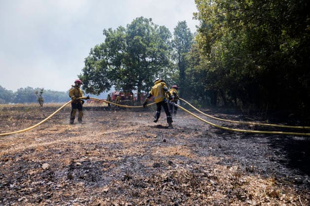 Wildfires in the Var - France Firefighters deploy hose lines to extinguish hotspots and prevent the spread of a wildfire near Ponteves, Crews work to secure the fire perimeter after flames threatened nearby vegetation and properties. Var, France, July 23, 2026. Photo by Thibaut Durand ABACAPRESS.COM. Ponteves Provence-Alpes-Cote d Azur France  Copyright: xDurandxThibaut ABACAx