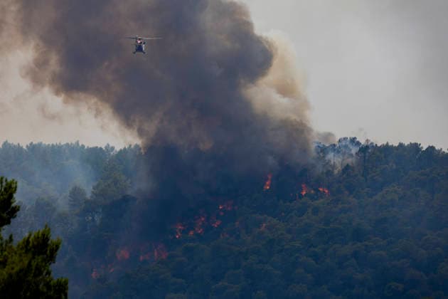 Wildfires in the Var - France A firefighting helicopter flies above a large wildfire as thick smoke rises from a burning forest near Cotignac, the aircraft supports ground crews attempting to slow the spread of the fire threatening the surrounding woodland. Var, France, July 23, 2026. Photo by Thibaut Durand ABACAPRESS.COM. Corignac Provence-Alpes-Cote d Azur France  Copyright: xDurandxThibaut ABACAx