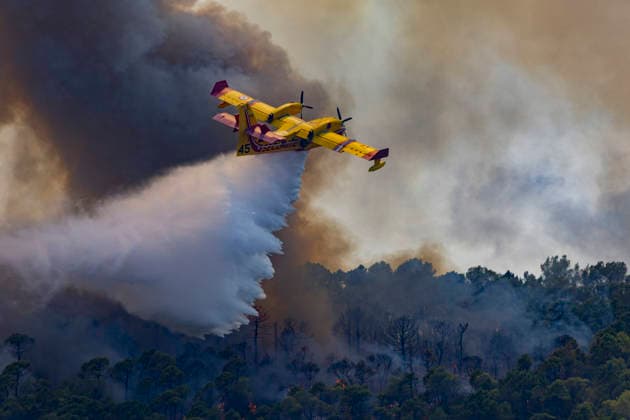 Wildfires in the Var - France Aerial firefighting plane marked Securite Civile drops water over a burning forest during a wildfire in Cotignac, thick smoke, flames and trees are visible below the aircraft during an emergency fire response operation. Provence-Alpes-Cote d Azur, France on July 23, 2026. Photo by Thibaut Durand ABACAPRESS.COM. Corignac Provence-Alpes-Cote d Azur France  Copyright: xDurandxThibaut ABACAx