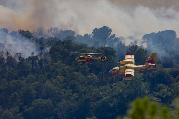 Wildfires in the Var - France A Canadair water bomber drops water on a fast moving wildfire as a firefighting helicopter flies above the smoke near Cotignac, Air resources were deployed to support ground crews battling the blaze threatening the surrounding forest. Var, France, July 23, 2026. Photo by Thibaut Durand ABACAPRESS.COM. Corignac Provence-Alpes-Cote d Azur France  Copyright: xDurandxThibaut ABACAx