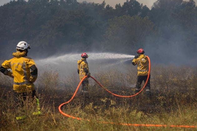 Wildfires in the Var - France Firefighters deploy a hose line to extinguish remaining hotspots during a wildfire at Le Domaine la Marseillaise in Ponteves, crews worked to contain the fire and prevent it from spreading through the dry vegetation. Var, France, July 23, 2026. Photo by Thibaut Durand ABACAPRESS.COM. Ponteves Provence-Alpes-Cote d Azur France  Copyright: xDurandxThibaut ABACAx
