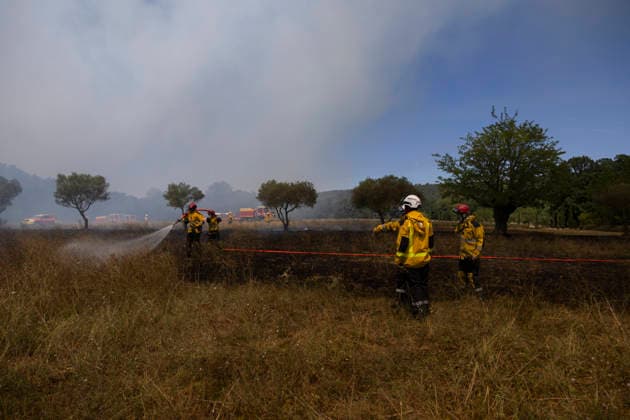 Wildfires in the Var - France Firefighters deploy a hose line to extinguish remaining hotspots during a wildfire at Le Domaine la Marseillaise in Ponteves, crews worked to contain the fire and prevent it from spreading through the dry vegetation. Var, France, July 23, 2026. Photo by Thibaut Durand ABACAPRESS.COM. Ponteves Provence-Alpes-Cote d Azur France  Copyright: xDurandxThibaut ABACAx