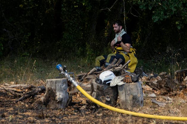 Wildfires in the Var - France A firefighter takes a short break after battling a wildfire threatening homes at Le Domaine la Marseillaise in Ponteves, Exhausted after hours of firefighting, he removes part of his protective equipment before returning to the front line. Var, France, July 23, 2026. Photo by Thibaut Durand ABACAPRESS.COM Ponteves Provence-Alpes-Cote d Azur France  Copyright: xDurandxThibaut ABACAx