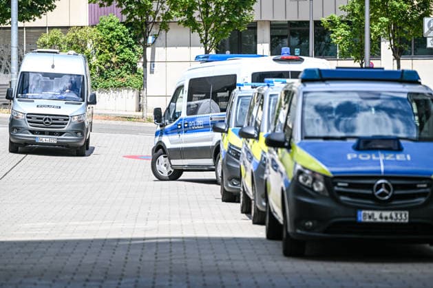 Mann attackiert Frau in Stuttgarter Einkaufszentrum offenbar mit, In einem Stuttgarter Einkaufszentrum ist eine 47-jährige Frau nach Polizeiangaben mit einem Messer angegriffen und anschließend angezündet worden. Die Frau erlitt lebensgefährliche Verletzungen. Der tatverdächtige 54-Jährige soll mit dem Opfer in einer Beziehung gestanden haben. Stuttgart Baden-Württemberg Deutschland Stuttgart *** Man Apparently Attacks Woman in Stuttgart Shopping Center with, According to police, a 47-year-old woman was attacked with a knife and then set on fire at a Stuttgart shopping center. The woman suffered life-threatening injuries. The 54-year-old suspect is said to have been in a relationship with the victim. Stuttgart, Baden-Württemberg, Ger Copyright: x xonw-imagesx x-x