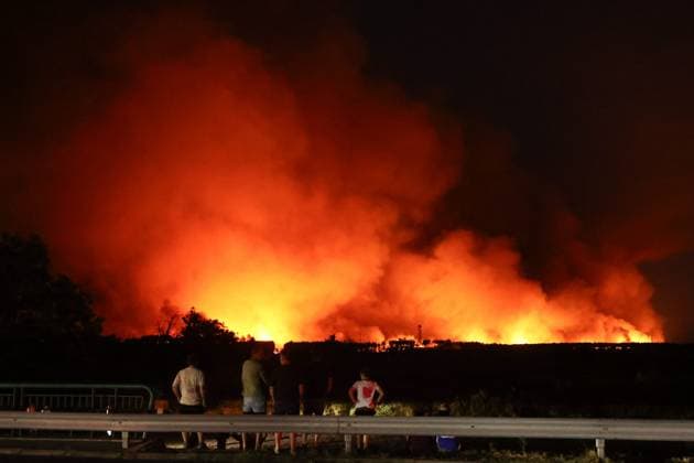 Fires in Gironde, Lège-Cap-Ferret PHOTOPQR SUD OUEST Photo by Fabien Cottereau Lège-Cap-Ferret July 23, 2026 Fires in Gironde The fire spread overnight, the Cap Ferret Peninsula is currently being evacuated; footage shows the fire in the center of Lège Cap Ferret, France, July 23, 2026. The fire spread overnight; the Ferret Peninsula, situated between the Atlantic Ocean and the Garonne River, is being evacuated, and footage shows the fire in the center of Lège-Cap-Ferret, Gironde, France.  Copyright: xPHOTOPQR SUDxOUEST MAXPPPxPhotoxFabienxCottereaux 20260724SDO7752 20260724SDO7752