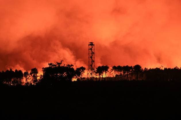 Fires in Gironde, Lège-Cap-Ferret PHOTOPQR SUD OUEST Photo by Fabien Cottereau Lège-Cap-Ferret July 23, 2026 Fires in Gironde The fire spread overnight, the Cap Ferret Peninsula is currently being evacuated; footage shows the fire in the center of Lège Cap Ferret, France, July 23, 2026. The fire spread overnight; the Ferret Peninsula, situated between the Atlantic Ocean and the Garonne River, is being evacuated, and footage shows the fire in the center of Lège-Cap-Ferret, Gironde, France.  Copyright: xPHOTOPQR SUDxOUEST MAXPPPxPhotoxFabienxCottereaux 20260724SDO7754 20260724SDO7754