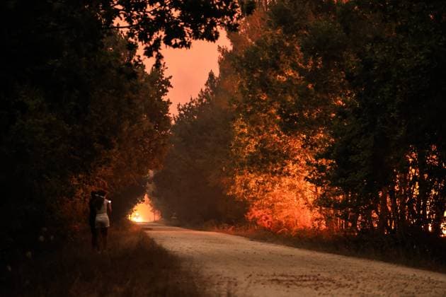 Fires in Gironde, Lège-Cap-Ferret PHOTOPQR SUD OUEST Photo by Fabien Cottereau Lège-Cap-Ferret July 23, 2026 Fires in Gironde The fire spread overnight, the Cap Ferret Peninsula is currently being evacuated; footage shows the fire in the center of Lège Cap Ferret, France, July 23, 2026. The fire spread overnight; the Ferret Peninsula, situated between the Atlantic Ocean and the Garonne River, is being evacuated, and footage shows the fire in the center of Lège-Cap-Ferret, Gironde, France.  Copyright: xPHOTOPQR SUDxOUEST MAXPPPxPhotoxFabienxCottereaux 20260724SDO7759 20260724SDO7759