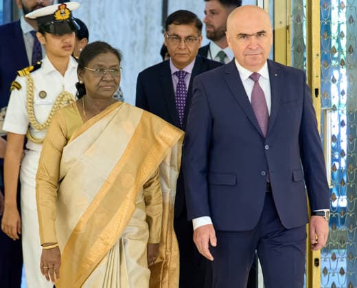 Droupadi Murmu, Official Visit to Romania, Bucharest, Romania Bucharest, Romania. 24th Jul, 2026: Droupadi Murmu (L), the president of India, is welcomed by Romanian Prime Minister Ilie Bolojan (R) at Victoria Palace, the Romanian Government headquarters, during her three‘day official visit to Romania. Bucharest Romania Copyright: xLucianxAlecux