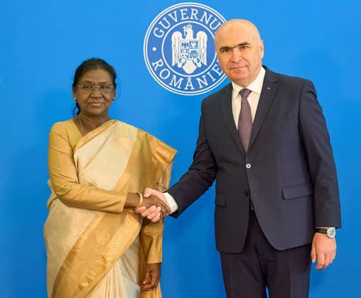 Droupadi Murmu, Official Visit to Romania, Bucharest, Romania Bucharest, Romania. 24th Jul, 2026: Droupadi Murmu (L), the president of India, is welcomed by Romanian Prime Minister Ilie Bolojan (R) at Victoria Palace, the Romanian Government headquarters, during her three‘day official visit to Romania. Bucharest Romania Copyright: xLucianxAlecux