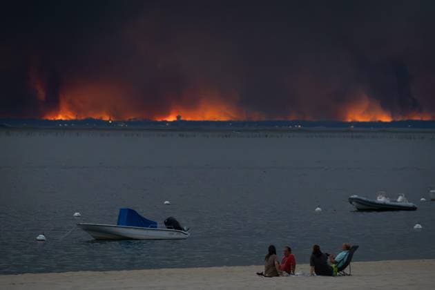Fires, the fires as seen from Perreire Beach in Arcachon PHOTOPQR SUD OUEST Laurent Theillet Arcachon July 23, 2026 Fires, the fires as seen from Perreire Beach in Arcachon Arcachon, July 23, 2026 Photo by Laurent Theillet, Sud Ouest Arcachon, France, July 23, 2026 Fires in Arcachon Arcachon, GIRONDE, France  Copyright: xPHOTOPQR SUDxOUEST MAXPPPxLaurentxTheilletx 20260723SDO7173 20260723SDO7173