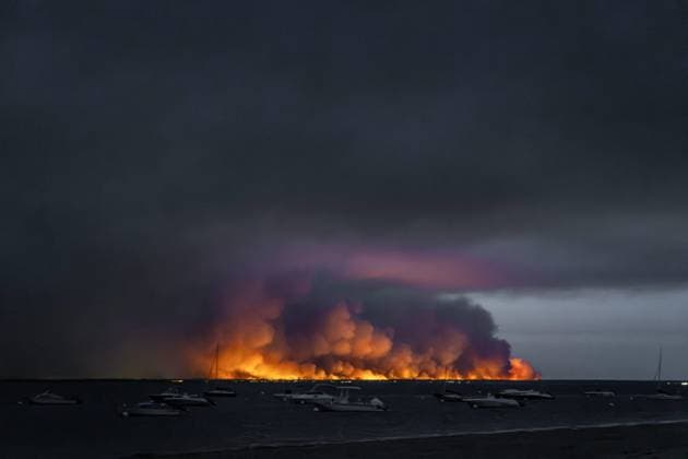 Fires, the fires as seen from Perreire Beach in Arcachon PHOTOPQR SUD OUEST Laurent Theillet Arcachon July 23, 2026 Fires, the fires as seen from Perreire Beach in Arcachon Arcachon, July 23, 2026 Photo by Laurent Theillet, Sud Ouest Arcachon, France, July 23, 2026 Fires in Arcachon Arcachon, GIRONDE, France  Copyright: xPHOTOPQR SUDxOUEST MAXPPPxLaurentxTheilletx 20260723SDO7193 20260723SDO7193