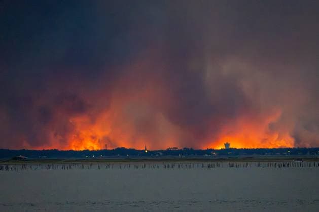 Fires, the fires as seen from Perreire Beach in Arcachon PHOTOPQR SUD OUEST Laurent Theillet Arcachon July 23, 2026 Fires, the fires as seen from Perreire Beach in Arcachon Arcachon, July 23, 2026 Photo by Laurent Theillet, Sud Ouest Arcachon, France, July 23, 2026 Fires in Arcachon Arcachon, GIRONDE, France  Copyright: xPHOTOPQR SUDxOUEST MAXPPPxLaurentxTheilletx 20260723SDO7177 20260723SDO7177