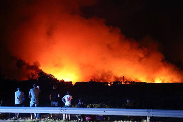 Wildfires in Gironde: The fire spread overnight; the Ferret Peninsula is being evacuated; footage of the fire in downtown Lège. The fire is spreading into Lège-Cap-Ferret, the 800 firefighters mobilized in the Médoc are preparing to battle the flames for yet another night on July 23, 2026. The fire in southern Médoc took advantage of terrible weather conditions to spread even further on Thursday, July 23. Around 7 p.m., the fire reached the most vulnerable neighborhoods of Lège-Cap-Ferret, at the gateway to the Arcachon Basin. Several villages on the Cap Ferret peninsula were immediately evacuated. Guillaume Collet, Bestimage. As the fire reaches Lège-Cap-Ferret, the 800 firefighters deployed in the Médoc region are preparing to battle the  Copyright: xGuillaumexCollet BestimagexGuillaumexCollet Bestimagex