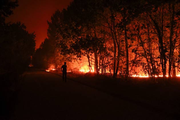 Wildfires in Gironde: The fire spread overnight; the Ferret Peninsula is being evacuated; footage of the fire in downtown Lège. The fire is spreading into Lège-Cap-Ferret, the 800 firefighters mobilized in the Médoc are preparing to battle the flames for yet another night on July 23, 2026. The fire in southern Médoc took advantage of terrible weather conditions to spread even further on Thursday, July 23. Around 7 p.m., the fire reached the most vulnerable neighborhoods of Lège-Cap-Ferret, at the gateway to the Arcachon Basin. Several villages on the Cap Ferret peninsula were immediately evacuated. Guillaume Collet, Bestimage. As the fire reaches Lège-Cap-Ferret, the 800 firefighters deployed in the Médoc region are preparing to battle the  Copyright: xGuillaumexCollet BestimagexGuillaumexCollet Bestimagex