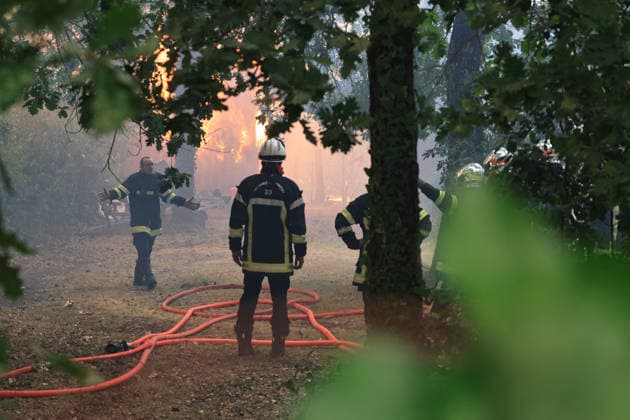 Fires in Gironde: The first homes in Lège-Cap-Ferret have been engulfed by flames, behind the sports arena; the town is being evacuated. The fire is spreading into Lège-Cap-Ferret, the 800 firefighters mobilized in the Médoc are preparing to battle the blaze for yet another night on July 23, 2026. The fire in southern Médoc took advantage of terrible weather conditions to spread even further on Thursday, July 23. Around 7 p.m., the fire reached the most vulnerable neighborhoods of Lège-Cap-Ferret, at the gateway to the Arcachon Basin. Several villages on the Cap Ferret peninsula were immediately evacuated. Guillaume Collet, Bestimage. As the fire reaches Lège-Cap-Ferret, the 800 firefighters deployed in the Médoc region are preparing to ba  Copyright: xGuillaumexCollet BestimagexGuillaumexCollet Bestimagex