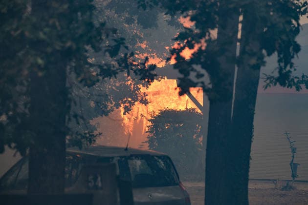 Fires in Gironde: The first homes in Lège-Cap-Ferret have been engulfed by flames, behind the sports arena; the town is being evacuated. The fire is spreading into Lège-Cap-Ferret, the 800 firefighters mobilized in the Médoc are preparing to battle the blaze for yet another night on July 23, 2026. The fire in southern Médoc took advantage of terrible weather conditions to spread even further on Thursday, July 23. Around 7 p.m., the fire reached the most vulnerable neighborhoods of Lège-Cap-Ferret, at the gateway to the Arcachon Basin. Several villages on the Cap Ferret peninsula were immediately evacuated. Guillaume Collet, Bestimage. As the fire reaches Lège-Cap-Ferret, the 800 firefighters deployed in the Médoc region are preparing to ba  Copyright: xGuillaumexCollet BestimagexGuillaumexCollet Bestimagex