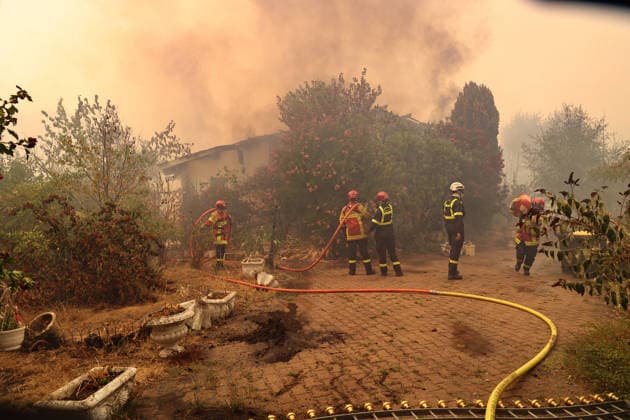 Fires in Gironde: The first homes in Lège-Cap-Ferret have been engulfed by flames, behind the sports arena; the town is being evacuated. The fire is spreading into Lège-Cap-Ferret, the 800 firefighters mobilized in the Médoc are preparing to battle the blaze for yet another night on July 23, 2026. The fire in southern Médoc took advantage of terrible weather conditions to spread even further on Thursday, July 23. Around 7 p.m., the fire reached the most vulnerable neighborhoods of Lège-Cap-Ferret, at the gateway to the Arcachon Basin. Several villages on the Cap-Ferret peninsula were immediately evacuated. Guillaume Collet, Bestimage. As the fire reaches Lège-Cap-Ferret, the 800 firefighters deployed in the Médoc region are preparing to ba  Copyright: xGuillaumexCollet BestimagexGuillaumexCollet Bestimagex