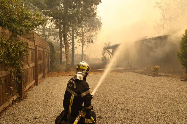 Fires in Gironde: The first homes in Lège-Cap-Ferret have been engulfed by flames, behind the sports arena; the town is being evacuated. The fire is spreading into Lège-Cap-Ferret, the 800 firefighters mobilized in the Médoc are preparing to battle the blaze for yet another night on July 23, 2026. The fire in southern Médoc took advantage of terrible weather conditions to spread even further on Thursday, July 23. Around 7 p.m., the fire reached the most vulnerable neighborhoods of Lège-Cap-Ferret, at the gateway to the Arcachon Basin. Several villages on the Cap-Ferret peninsula were immediately evacuated. Guillaume Collet, Bestimage. As the fire reaches Lège-Cap-Ferret, the 800 firefighters deployed in the Médoc region are preparing to ba  Copyright: xGuillaumexCollet BestimagexGuillaumexCollet Bestimagex