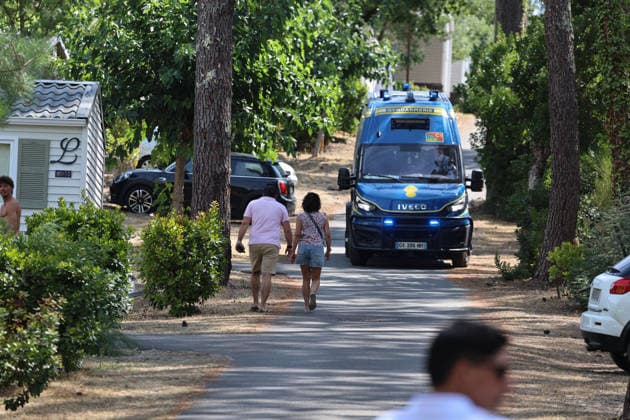 Fires in Gironde: Claouey, Le Ferret. Campgrounds on the peninsula are being evacuated one after another, such as the Pastrourelles campground in Claouey; lifeguards are also being evacuated. Campers are being asked to head to Bordeaux Lac. The fire is spreading into Lège-Cap-Ferret, the 800 firefighters mobilized in the Médoc are preparing to battle the blaze through yet another night on July 23, 2026. The fire in southern Médoc took advantage of terrible weather conditions to spread even further on Thursday, July 23. Around 7:00 p.m., the fire reached the most vulnerable neighborhoods of Lège-Cap-Ferret, at the gateway to the Arcachon Basin. Several villages on the Cap Ferret peninsula were immediately evacuated. Guillaume Collet, Bestim  Copyright: xGuillaumexCollet BestimagexGuillaumexCollet Bestimagex