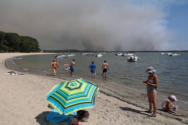 Fires in Gironde: Claouey, Le Ferret. Campgrounds on the peninsula are being evacuated one after another, such as the Pastrourelles campground in Claouey; lifeguards are also being evacuated. Campers are being asked to head to Bordeaux Lac. The fire is spreading into Lège-Cap-Ferret, the 800 firefighters mobilized in the Médoc are preparing to battle the blaze through yet another night on July 23, 2026. The fire in southern Médoc took advantage of terrible weather conditions to spread even further on Thursday, July 23. Around 7:00 p.m., the fire reached the most vulnerable neighborhoods of Lège-Cap-Ferret, at the gateway to the Arcachon Basin. Several villages on the Cap Ferret peninsula were immediately evacuated. Guillaume Collet, Bestim  Copyright: xGuillaumexCollet BestimagexGuillaumexCollet Bestimagex