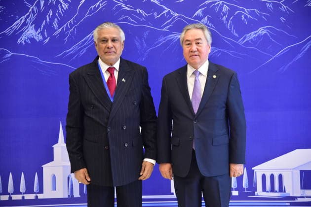 KYRGYZSTAN, ISSYK-KUL REGION - JULY 24, 2026: Jeenbek Kulubayev (R), Foreign Minister of Kyrgyzstan, greets his counterpart Mohammad Ishaq Dar of Pakistan during a meeting of the SCO (Shanghai Cooperation Organisation) Council of Foreign Ministers in Cholpon-Ata, a resort town on the northern shore of Lake Issyk-Kul Kyrgyzstan  - ZUMAt113 20260724_zaa_t113_018 Copyright: xVladislavxNogaix