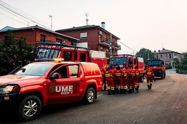 The Burgohondo fire forces the lockdown of several towns in Ávila and the evacuation of 1,500 people. Trucks from the Military Emergency Unit (UME), on July 24, 2026, in Burgohondo, Ávila, Castile and León, Spain. The fire, which remains beyond the capacity of firefighters to extinguish, has forced the evacuation of some 1,500 people and has placed Burgohondo, Navaluenga, and El Tiemblo under lockdown. JULY 24, 2026 Burgohondo, ÃÁvila, Castile and Le Burgohondo, Ávila, Castile and Le Spain  Copyright: xMateoxLanzuelax 7683763