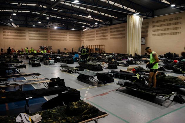 The Burgohondo fire forces the lockdown of several towns in Ávila and the evacuation of 1,500 people. Beds set up in a sports center for those displaced by the fire, on July 24, 2026, in Burgohondo, Ávila, Castile and León, Spain. The fire, which remains beyond the capacity of firefighters to extinguish, has forced the evacuation of some 1,500 people and has placed Burgohondo, Navaluenga, and El Tiemblo under lockdown. JULY 24, 2026 Burgohondo, ÃÁvila, Castile and Le Burgohondo, Ávila, Castile and Le Spain  Copyright: xMateoxLanzuelax 7683780