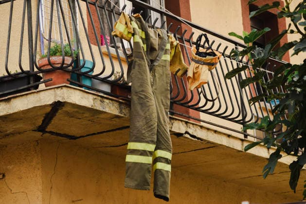 The Burgohondo fire forces the lockdown of several towns in Ávila and the evacuation of 1,500 people. A firefighter’s uniform hanging from a balcony on July 24, 2026, in Burgohondo, Ávila, Castile and León, Spain. The fire, which remains beyond the fire department’s capacity to extinguish, has forced the evacuation of some 1,500 people and has placed Burgohondo, Navaluenga, and El Tiemblo under lockdown. JULY 24, 2026 Burgohondo, ÃÁvila, Castile and Le Burgohondo, Ávila, Castile and Le Spain  Copyright: xMateoxLanzuelax 7683786
