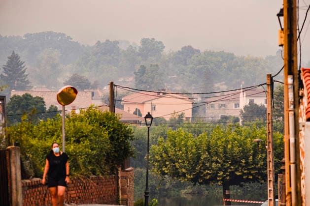 The Burgohondo fire forces the lockdown of several towns in Ávila and the evacuation of 1,500 people A resident wearing a mask on July 24, 2026, in Burgohondo, Ávila, Castile and León, Spain. The fire, which remains beyond the fire department’s capacity to extinguish, has forced the evacuation of some 1,500 people and has placed Burgohondo, Navaluenga, and El Tiemblo under lockdown. JULY 24, 2026 Burgohondo, ÃÁvila, Castile and Le Burgohondo, Ávila, Castile and Le Spain  Copyright: xMateoxLanzuelax 7683783