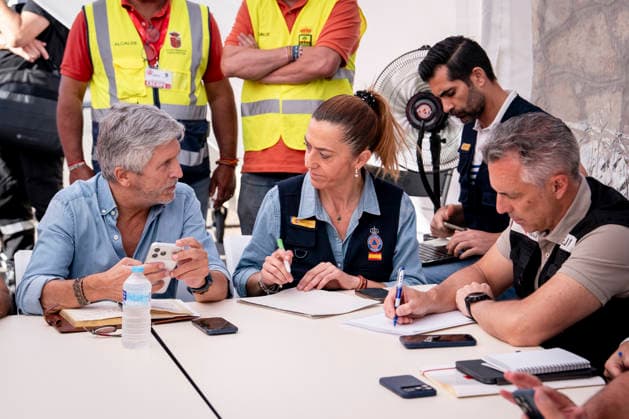 Marlaska Visits the Cenicientos Forward Command Post (PMA) Amid Wildfires in the Community of Madrid Interior Minister Fernando Grande Marlaska 1i , and the Regional Minister of the Environment, Agriculture, and the Interior, Carlos Novillo 1d, during a visit to the Forward Command Post (PMA) on July 24, 2026, in Cenicientos, Madrid, Spain. The meeting comes amid the escalation of wildfires affecting various parts of the country, particularly in the Community of Madrid and the province of Ávila, prompting the government to declare a national emergency late yesterday, July 24, 2026, in Cenicientos, Madrid, Spain.  Copyright: xA.xPÃ rezxMecax 7683882