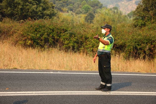 National Emergency Declared Due to Wildfires in the Community of Madrid That Have Not Yet Been Contained or Brought Under Control A Civil Guard officer directs traffic partially blocked by the wildfire, on July 24, 2026, in Madrid, Spain. The government has declared a national emergency in the Community of Madrid and Ávila as a result of the spread of wildfires in the municipalities of Villa del Prado and San Martín de Valdeiglesias in the Community of Madrid, and Burgohondo in Ávila. In Madrid, the number of evacuees remains at more than 10,000 people from municipalities such as Aldea del Fresno, Villa del Prado, Pelayos de la Presa, and San Martín de Valdeiglesias. SUMMA112 has been working throughout the night to provide preventive care  Copyright: xRafaelxBastantex 7683918