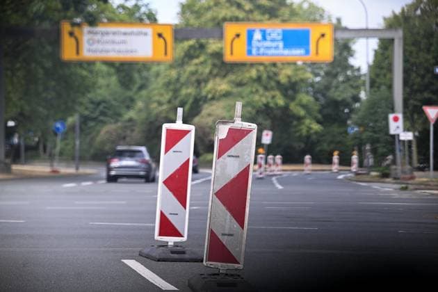 Sperrung der A40 ** NUR FÜR REDAKTIONELLE ZWECKE ** EDITORIAL USE ONLY **<p>Die gesperrte Autobahn-Einfahrt in Essen-Holsterhausen, am 24.07.2026 in Essen. Die A40 ist zwischen Mülheim-Winkhausen und Essen-Ost vom 23.07 bis zum 31.07 vollständig gesperrt. Der Verkehr wird weiträumig umgeleitet, da neuer Flüsterasphalt eingebaut wird. Deutschland NRW Essen Copyright: SocratesxTassos *** Closure of the A40 ** FOR EDITORIAL PURPOSES ONLY ** EDITORIAL USE ONLY ** p The closed highway entrance in Essen Holsterhausen, on July 24, 2026, in Essen. The A40 is completely closed between Mülheim-Winkhausen and Essen Ost from July 23 through July 31. Traffic is being rerouted over a wide area, as new low-noise asphalt is being laid. Germany, North Copyright: SocratesxTassos doc86uqrmzy3so1hnq1xm2w ,EDITORIAL USE ONLY