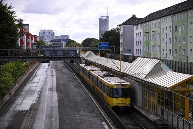 Sperrung der A40 ** NUR FÜR REDAKTIONELLE ZWECKE ** EDITORIAL USE ONLY **<p>Die U18 kommt an der Haltestelle Savignystraße an. Bauarbeiten auf der A40 in Essen-Holsterhausen, am 24.07.2026 in Essen. Die A40 ist zwischen Mülheim-Winkhausen und Essen-Ost vom 23.07 bis zum 31.07 vollständig gesperrt. Der Verkehr wird weiträumig umgeleitet, da neuer Flüsterasphalt eingebaut wird. Deutschland NRW Essen Copyright: SocratesxTassos *** A40 Closure ** FOR EDITORIAL PURPOSES ONLY ** EDITORIAL USE ONLY ** p The U18 arrives at the Savignystraße stop. Roadwork on the A40 in Essen Holsterhausen, on July 24, 2026, in Essen. The A40 will be completely closed between Mülheim-Winkhausen and Essen Ost from July 23 through July 31. Traffic will be rerout Copyright: SocratesxTassos doc86uqrnjkcwm9yrxtcl9 ,EDITORIAL USE ONLY