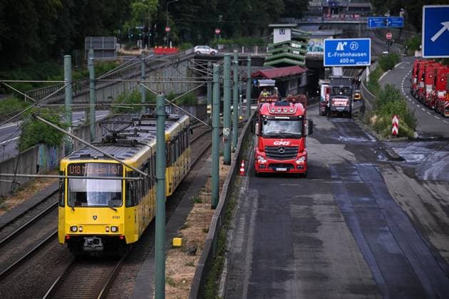 Sperrung der A40 ** NUR FÜR REDAKTIONELLE ZWECKE ** EDITORIAL USE ONLY **<p>Die U18 fährt an der Haltestelle Savignystraße vorbei. Bauarbeiten auf der A40 in Essen-Holsterhausen, am 24.07.2026 in Essen. Die A40 ist zwischen Mülheim-Winkhausen und Essen-Ost vom 23.07 bis zum 31.07 vollständig gesperrt. Der Verkehr wird weiträumig umgeleitet, da neuer Flüsterasphalt eingebaut wird. Deutschland NRW Essen Copyright: SocratesxTassos *** A40 Closure ** FOR EDITORIAL PURPOSES ONLY ** EDITORIAL USE ONLY ** p The U18 passes the Savignystraße stop Construction work on the A40 in Essen Holsterhausen, on July 24, 2026, in Essen. The A40 will be completely closed between Mülheim-Winkhausen and Essen Ost from July 23 through July 31. Traffic will Copyright: SocratesxTassos doc86uqrnqqnmrqmu2jcl9 ,EDITORIAL USE ONLY